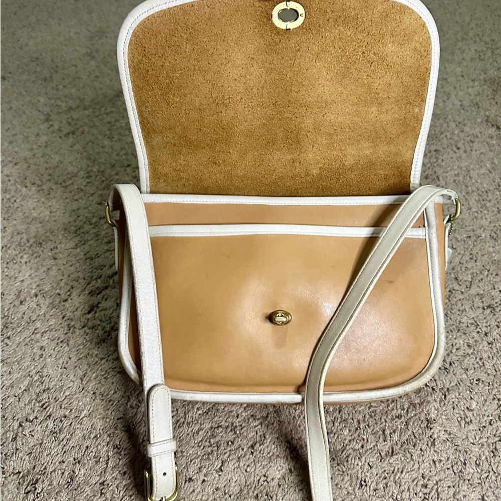 Coach Vintage Spectator City Bag in Tan and White. - Picture 5 of 8